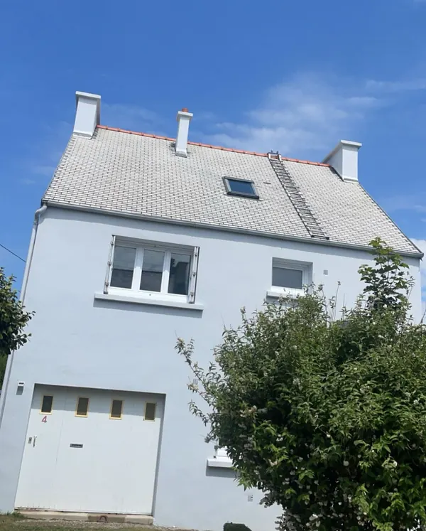 Maison à la façade blanche et propre après intervention de RL Nettoyage